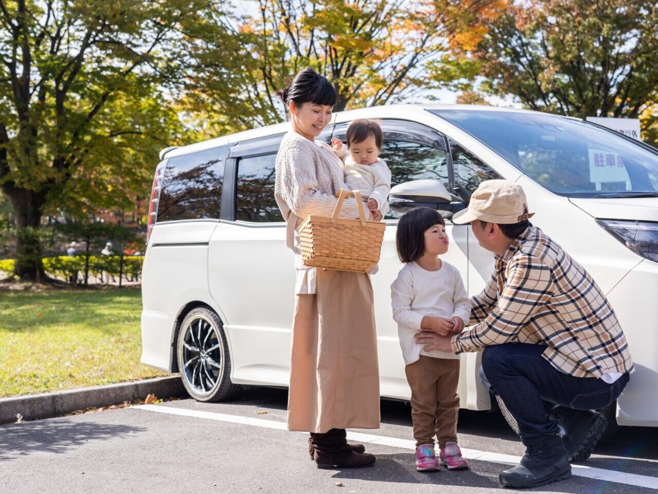 お出かけする家族