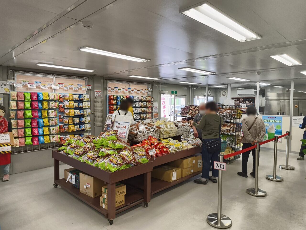 「たぶん世界一小さいチョコレート工場」が併設された店内