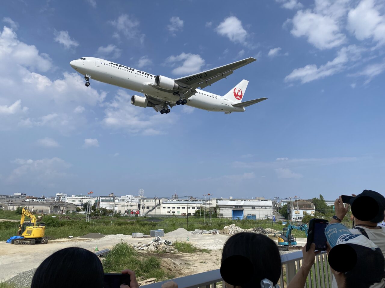 豊中つばさ公園ma-zika屋根付展望広場から見る飛行機