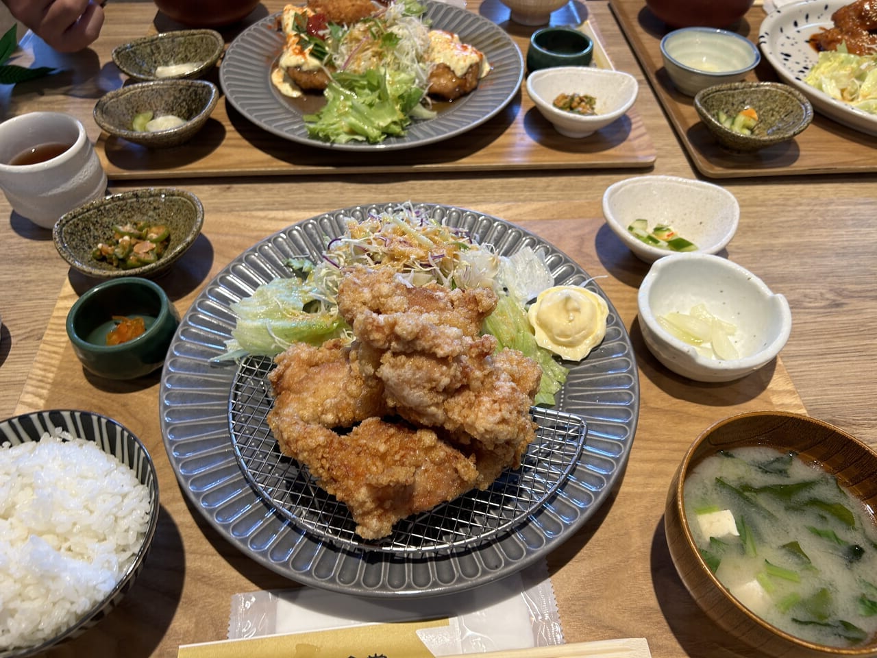 出水市こあら食堂のから揚げ定食