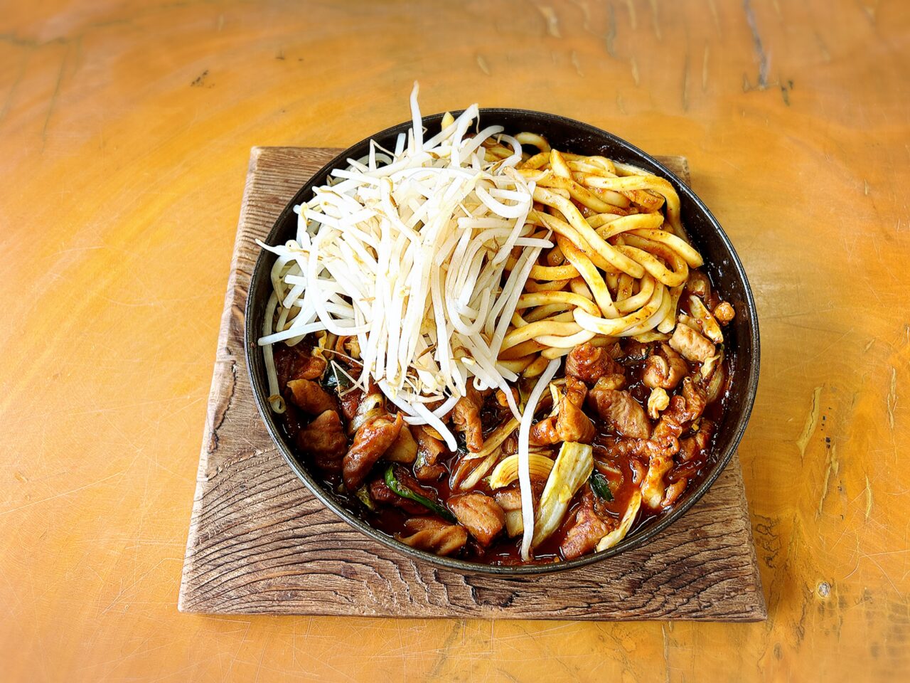 薩摩川内市ホルモン縁のうどん入りホルモン