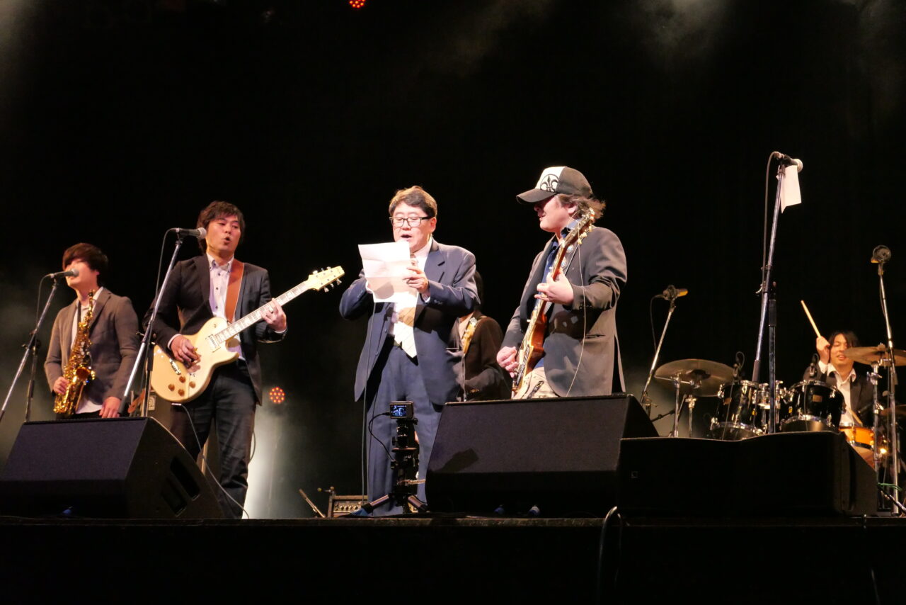 大阪市浪速区】新世界町会連合会の近藤会長が熱唱、なんばHatch