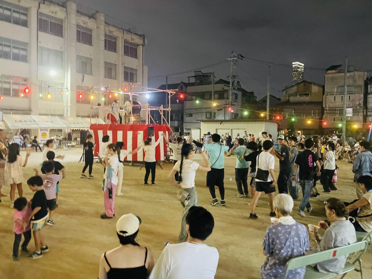 地域の絆と夏の終盤を感じる一夜に。旧弘治小学校で「弘治ふれあい盆踊り」が8/23に開催されました