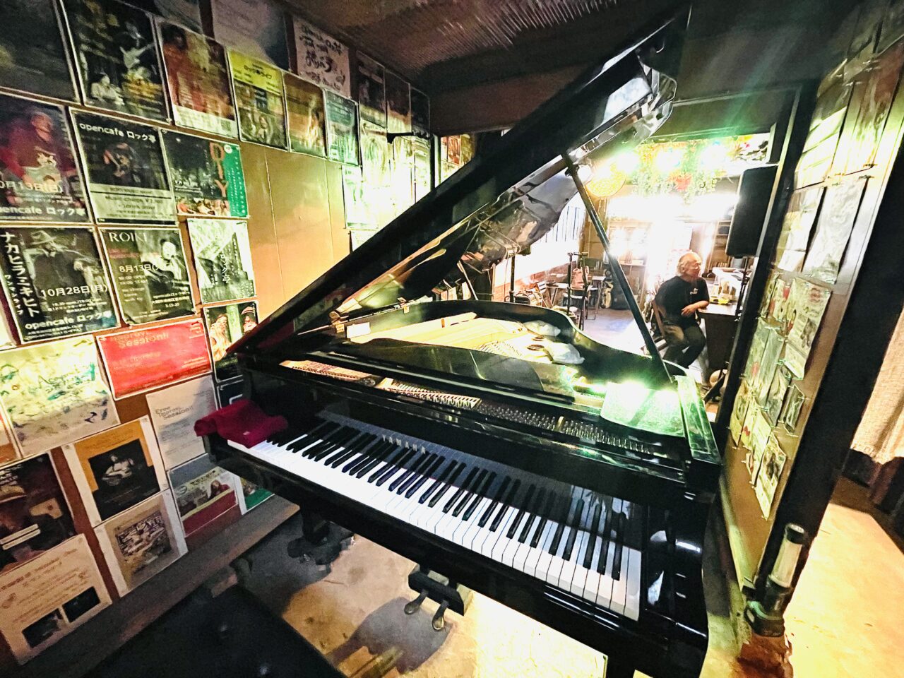 飲み物一杯の注文で誰でも弾ける！ ライブ喫茶「opencafeロック亭」にグランドピアノが設置されました
