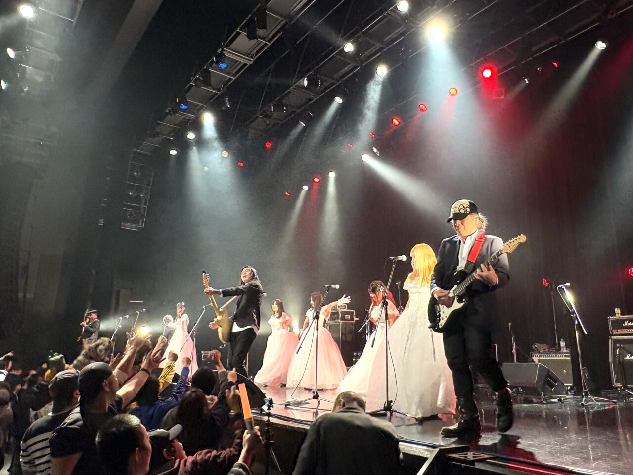 関西軽音楽倶楽部オーケストラ、15-Berryら実力派アーティストら出演！ 香西かおりさん、Rioさんが特別ゲストの豪華な大型音楽フェス、2/13になんばHatchで「FM/TV FES NANIWA NO HI 2026」が開催されました