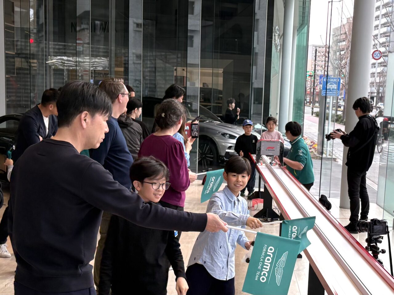 F1を題材にしたSTEM教育イベントを関西で初開催！ アストンマーティン大阪のショールームに20mレーン、小学生がペーパーレーシングカーづくりに挑戦しました！
