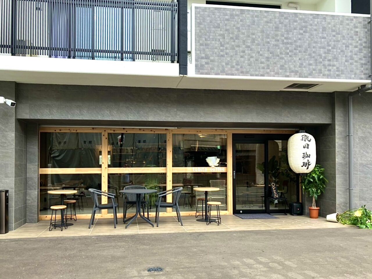 飛田新地の近くに、コンセント完備で観光や作業にも便利な新しいカフェ「飛田珈琲」がオープンしています