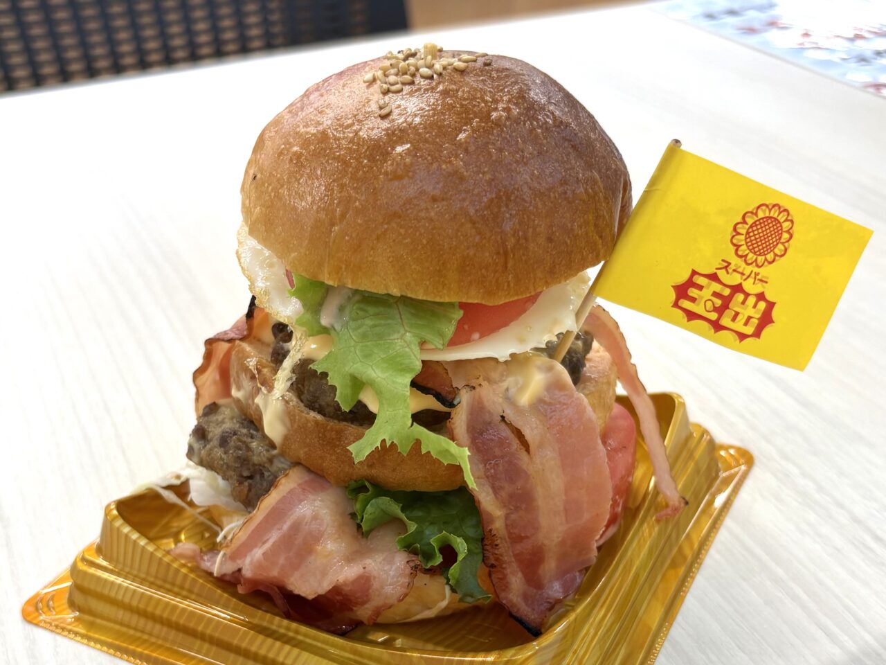 気になるスポット訪問記：タワー級の「玉出バーガー」に280円の手作りカツ丼も！ 「スーパー玉出 新世界店」のイートインで昼食を楽しんでみました
