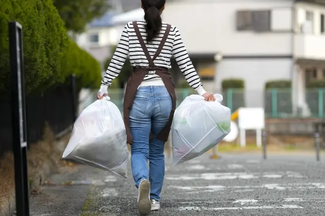 ごみをもつ人