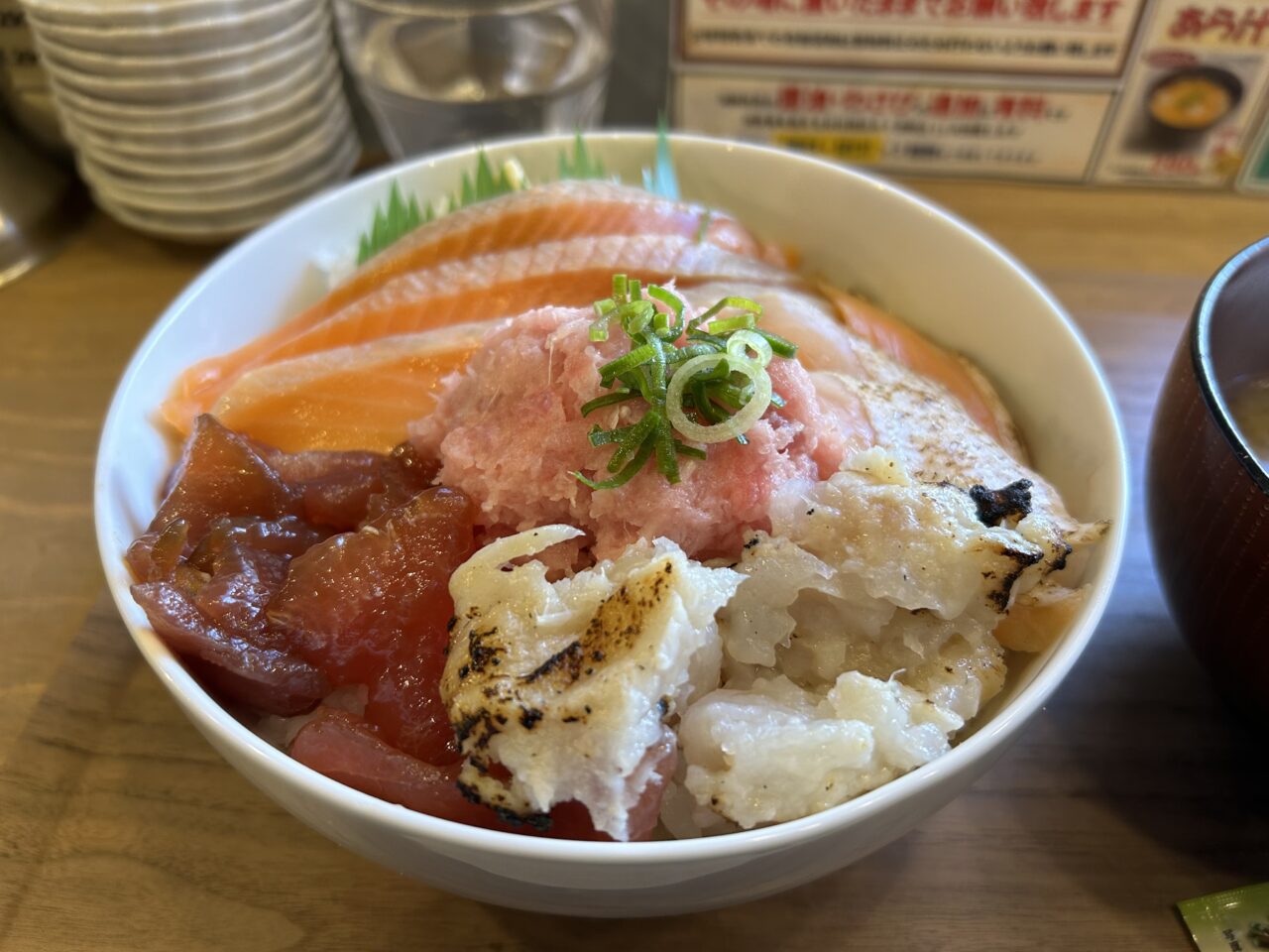 魚丼屋ちがさき駅前店ガツ盛り丼ネタシャリ大盛りアップ