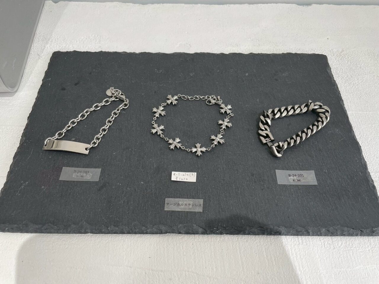 beller（ベラー）茅ヶ崎店のブレスレット。サージカルステンレス表記のあるアクセサリー
