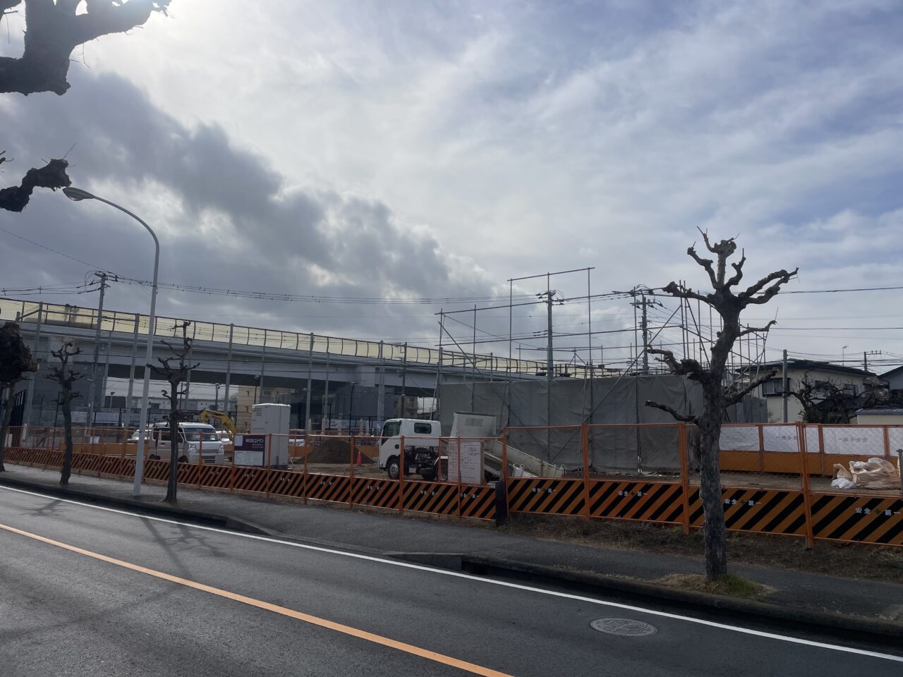 甘沼向原周辺の道路沿いに続く工事フェンスと周辺の目印