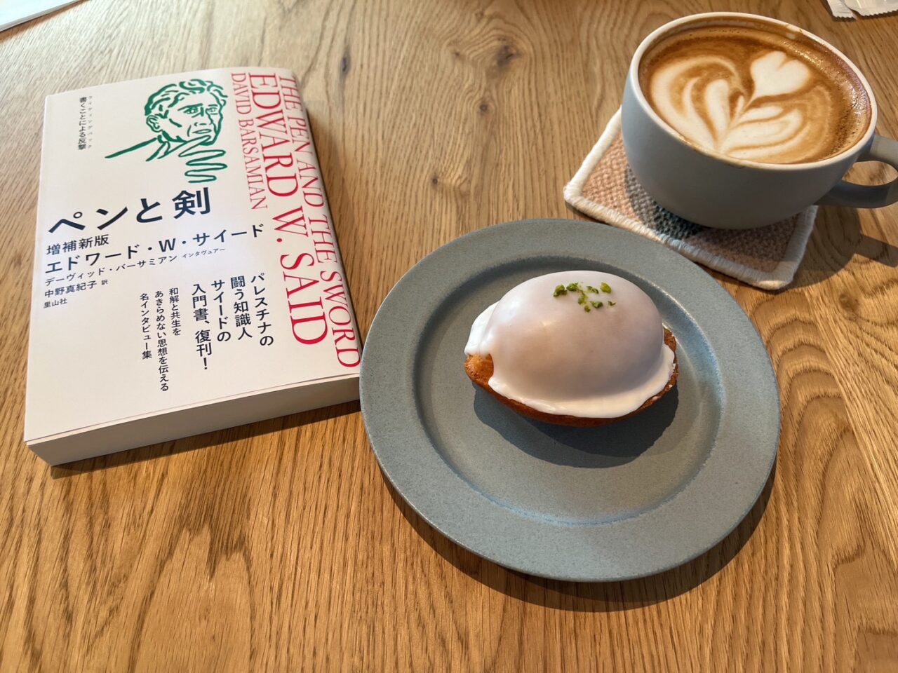 CRAYD BOOKS & COFFEEで提供されるコーヒーとスイーツ