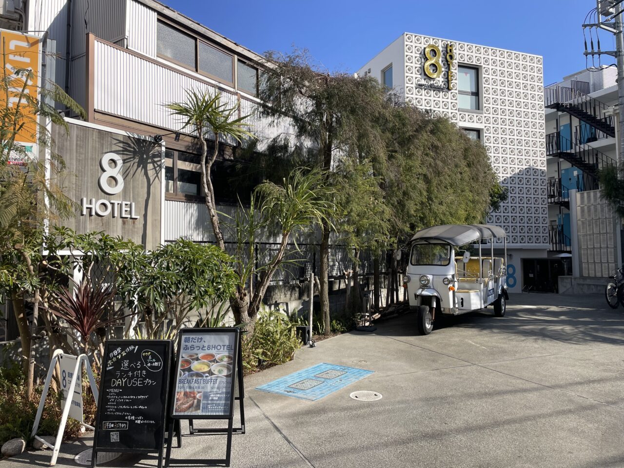 8HOTEL CHIGASAKIの外観と敷地内に停車するトゥクトゥク