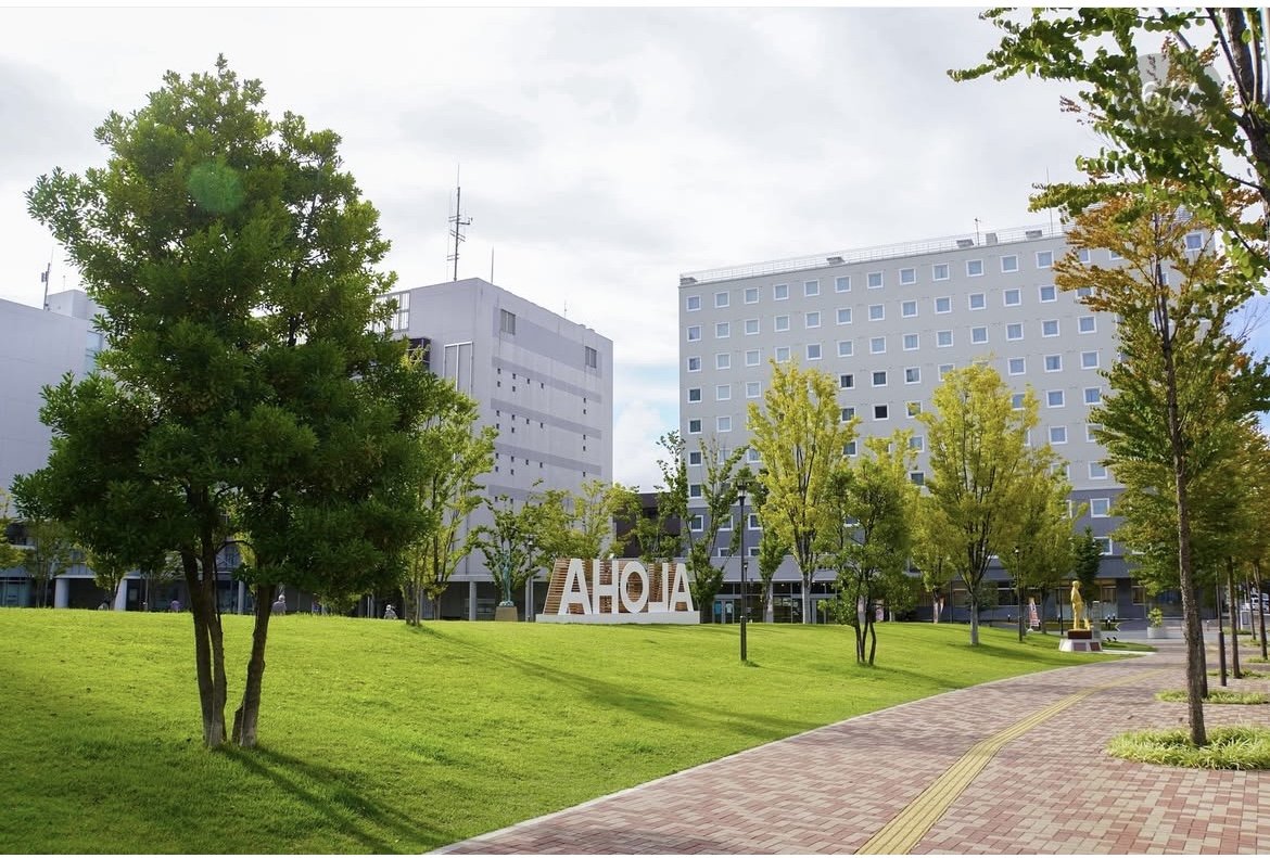 茅ヶ崎市役所前広場のオブジェと芝生エリア