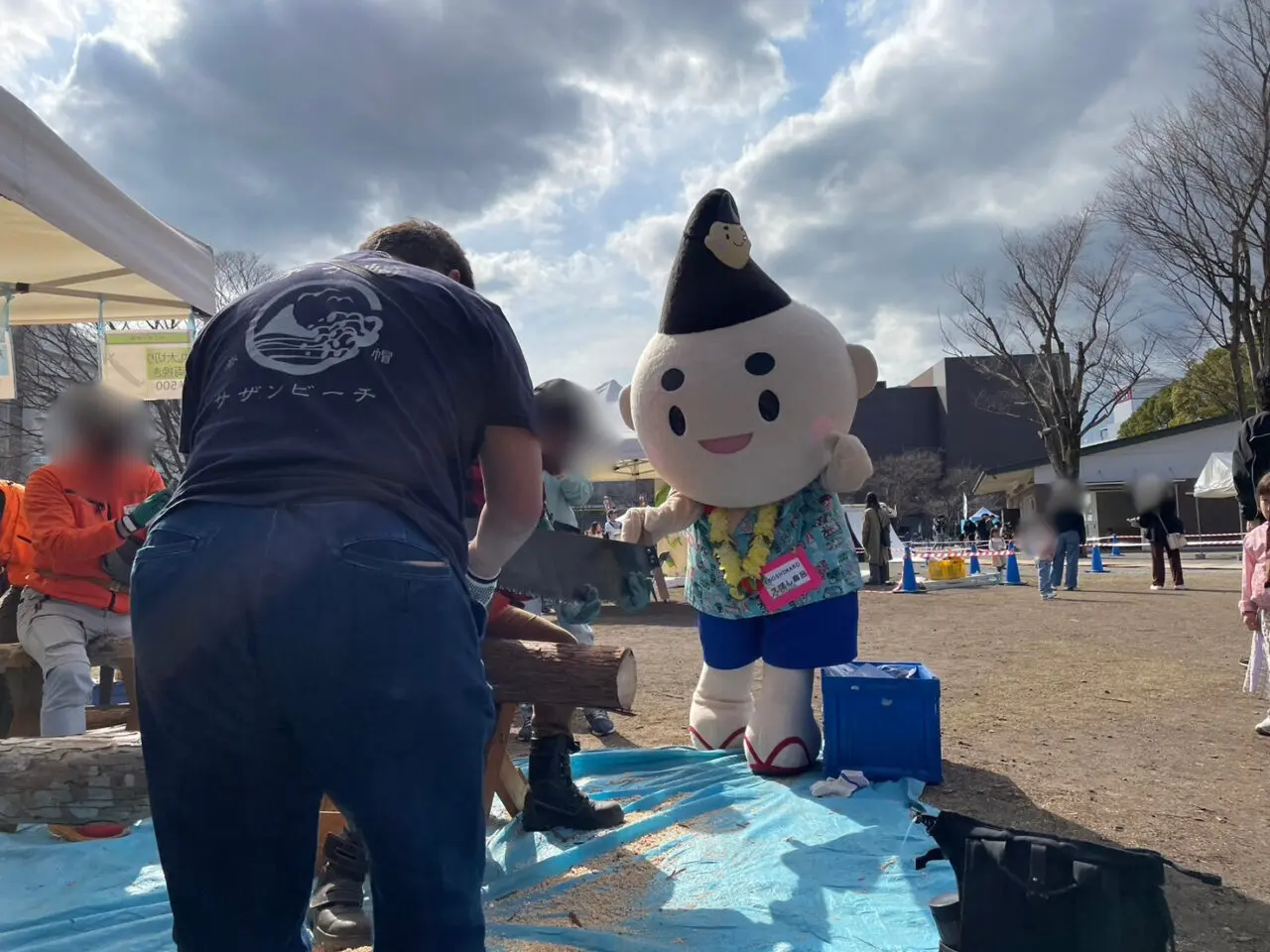 茅ヶ崎のゆるキャラえぼしまろの丸太切り体験