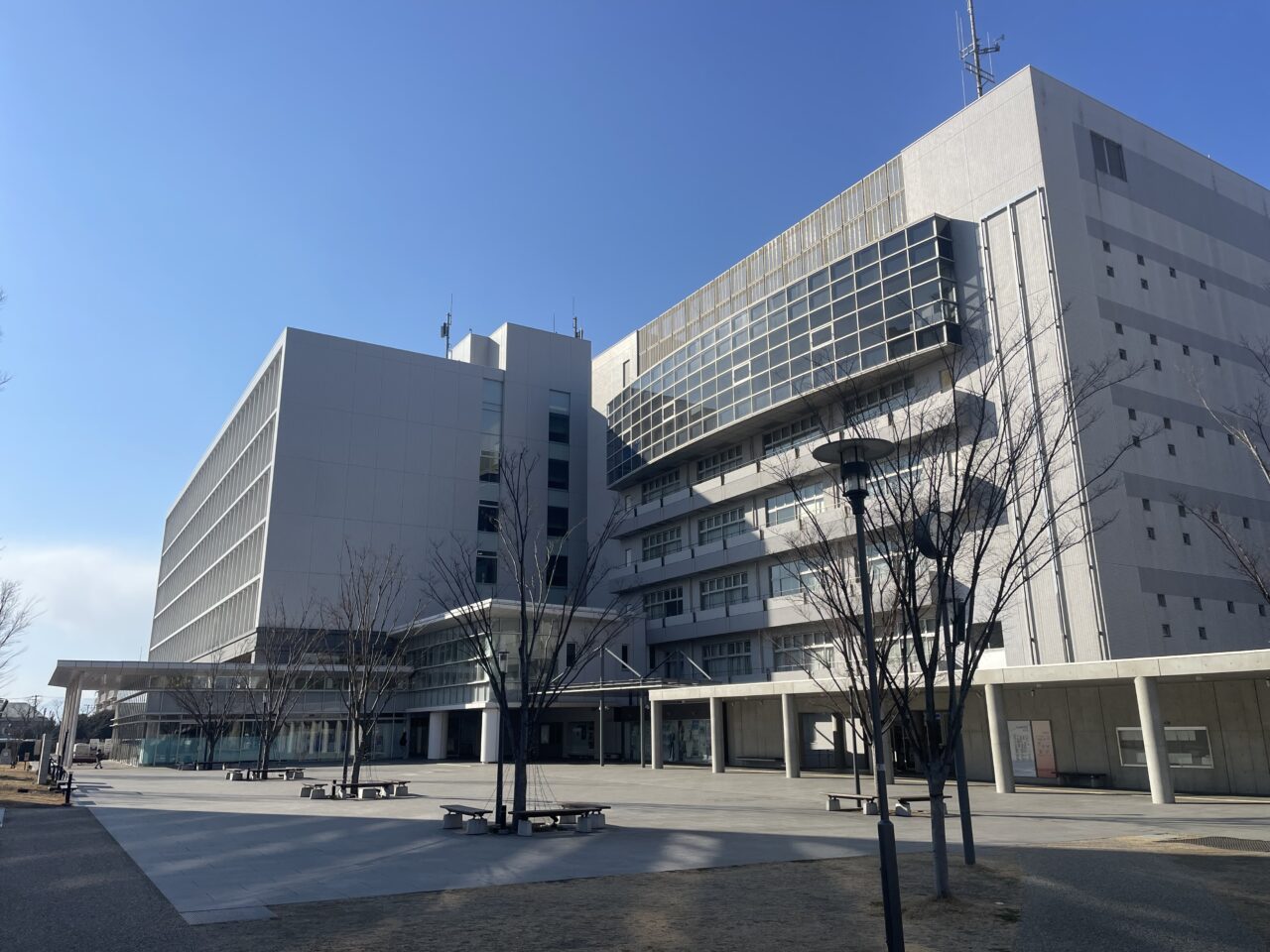 茅ヶ崎市役所外観と市役所前広場の様子