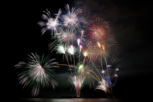 海上で打ち上がるカラフルな花火