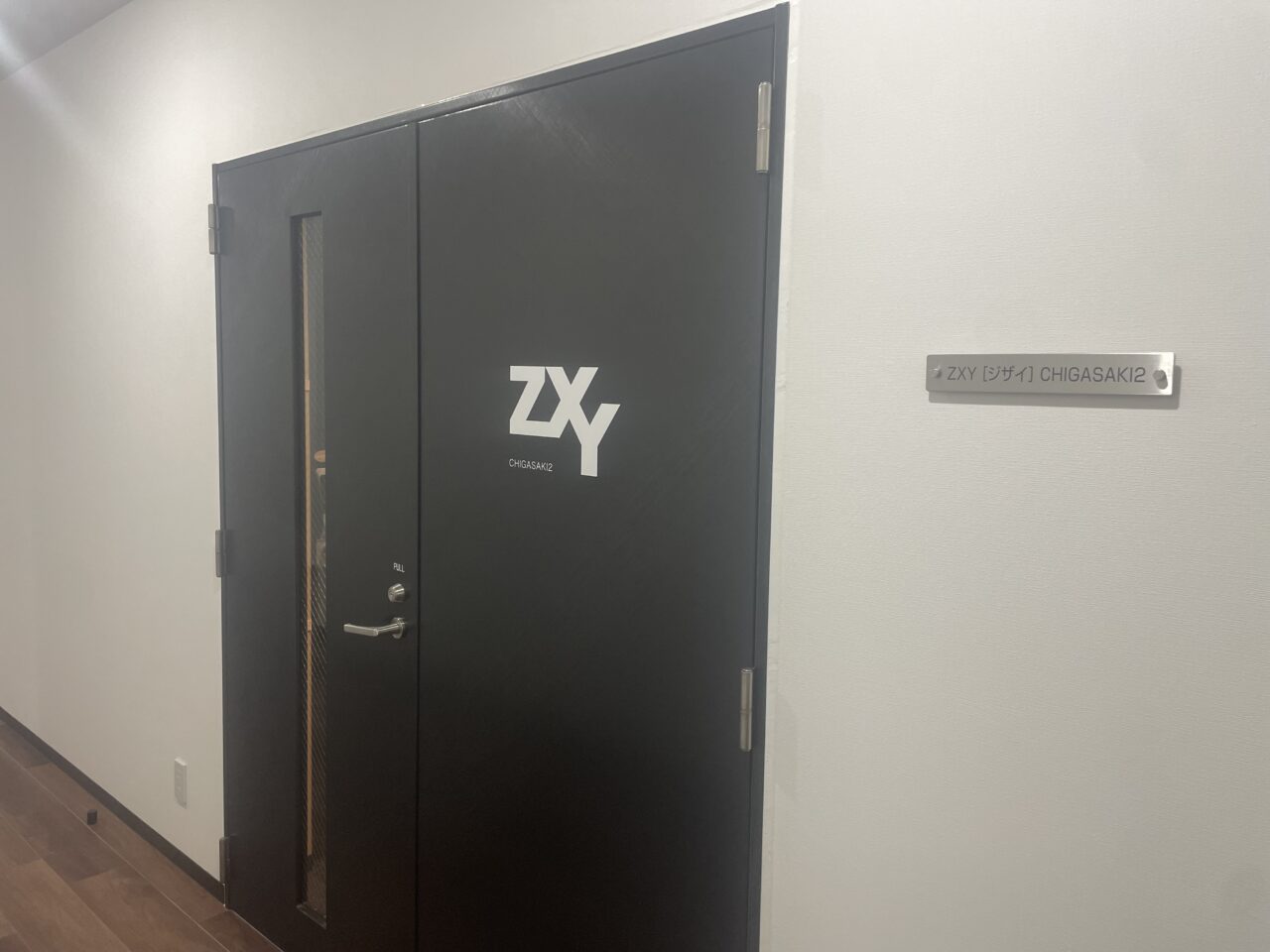 CHIGASAKI Biz-Naz 2階にオープンしたZXY［ジザイ］茅ヶ崎2の入口