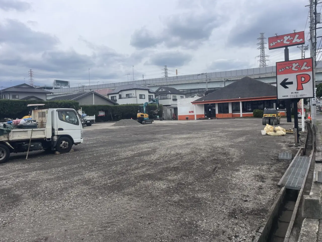 茅ヶ崎市西久保のステーキのどん茅ヶ崎店で進む駐車場工事の様子