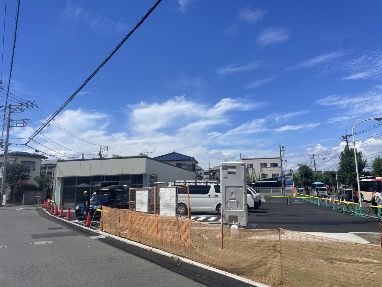 茅ヶ崎市甘沼向原で建物と駐車場の整備が進む日用雑貨販売店舗の工事現場