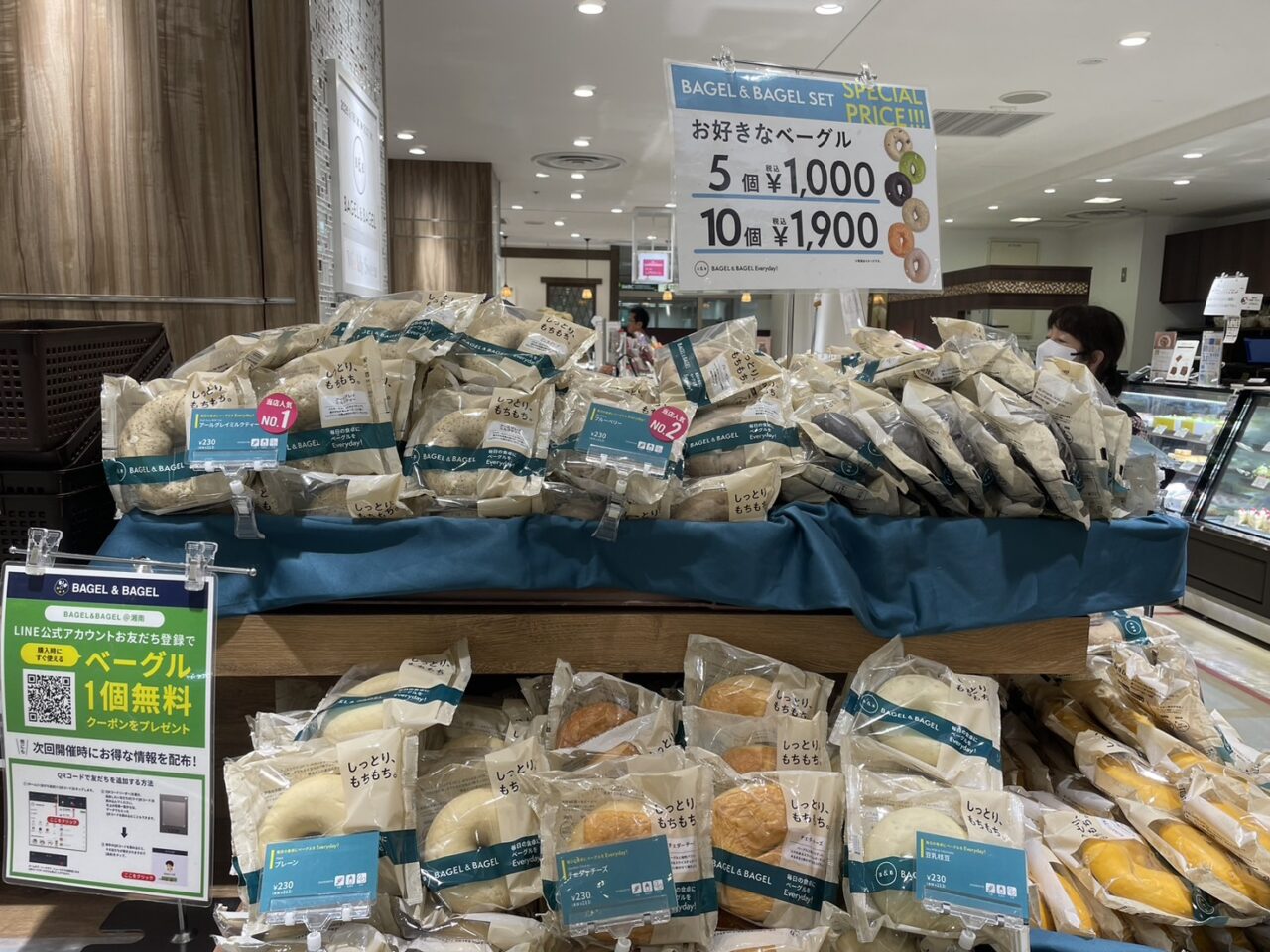 ラスカ茅ヶ崎に期間限定出店しているBAGEL & BAGELのベーグル売場