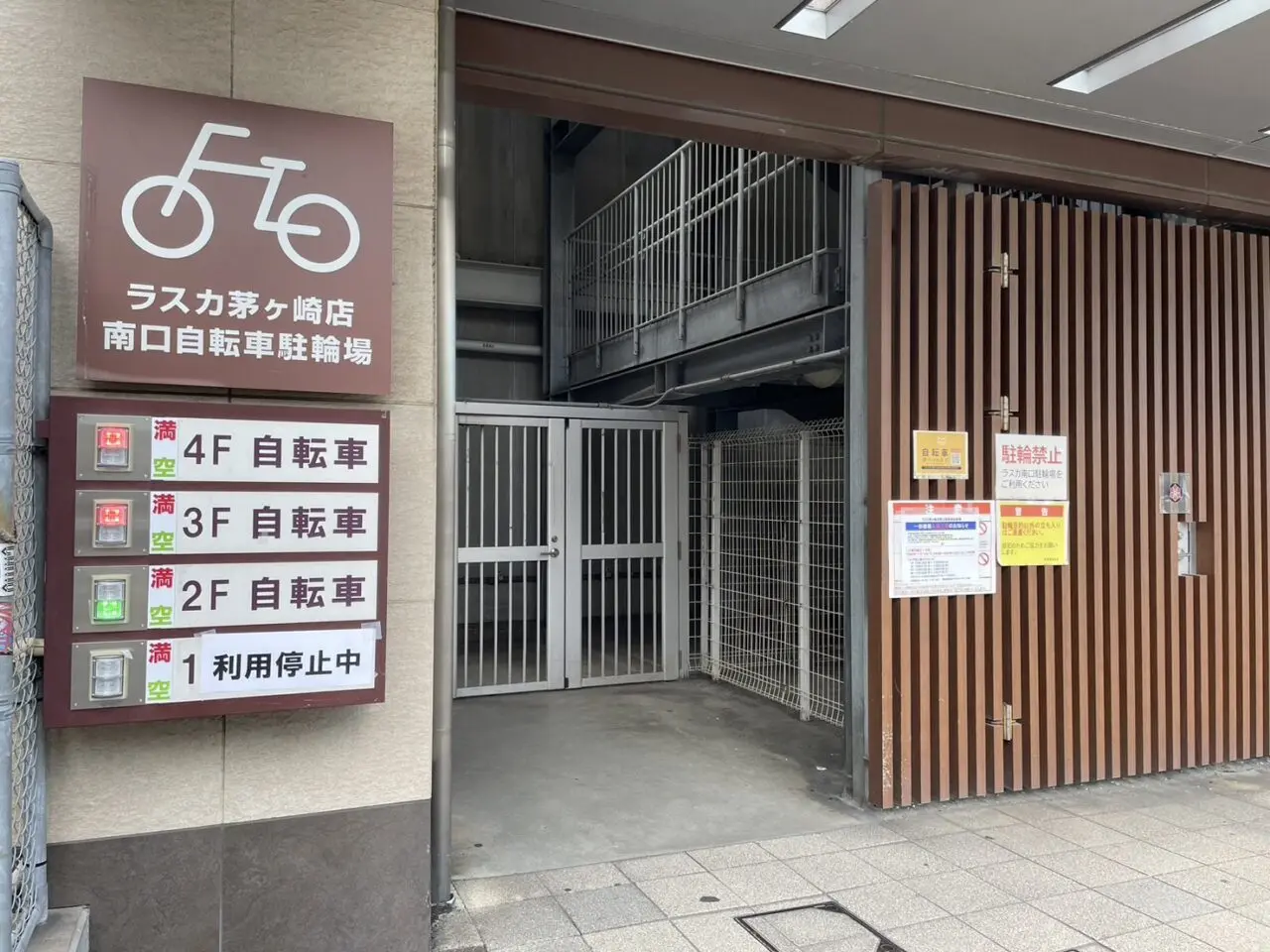 機器入替工事により1階が利用停止中となっているラスカ茅ヶ崎南口自転車駐輪場