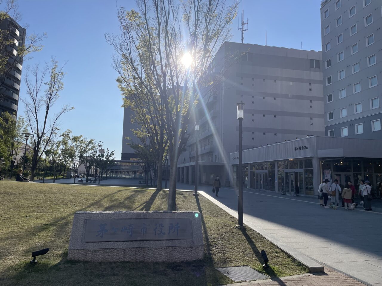 茅ヶ崎市役所前広場と市役所本庁舎周辺の様子