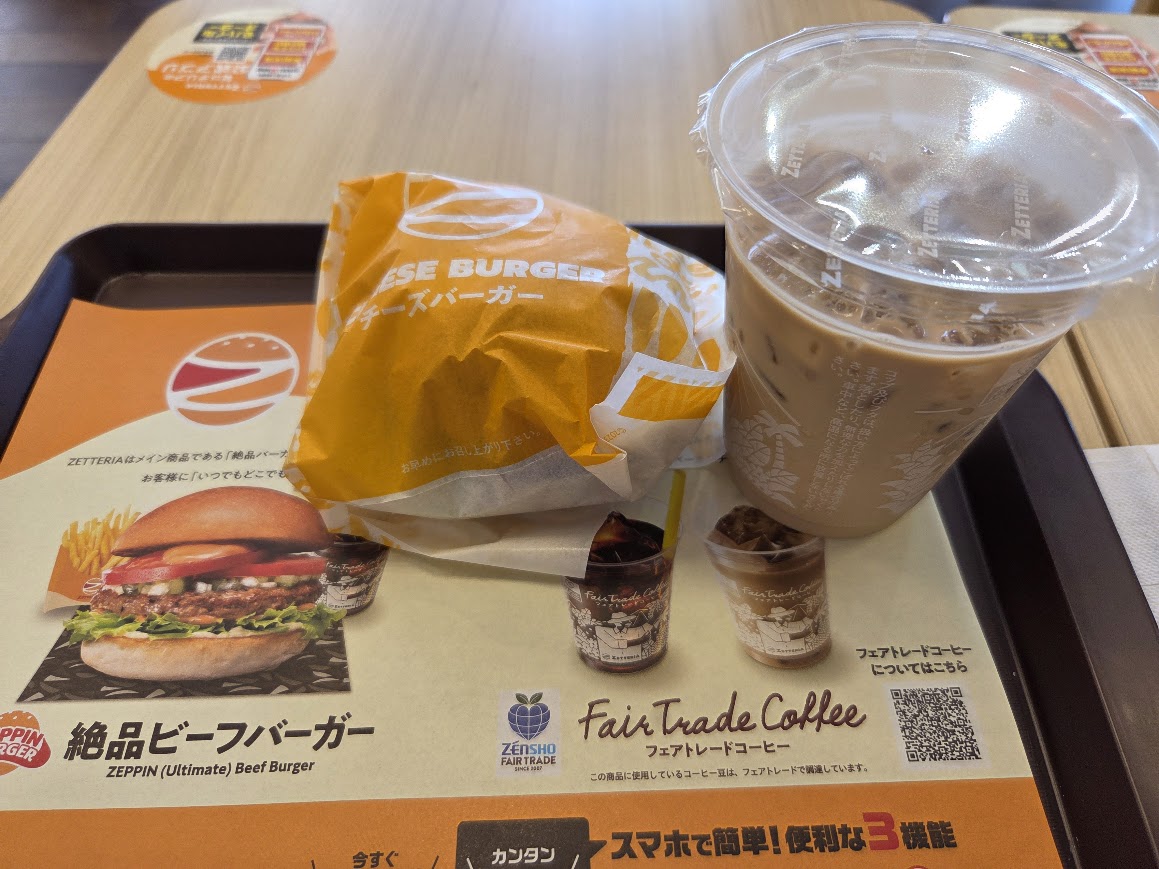 チーズバーガーとアイスコーヒー