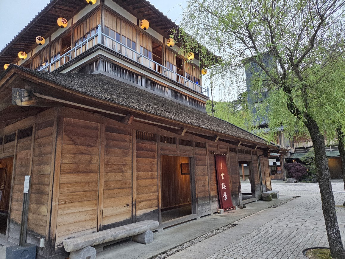 山代温泉古総湯前