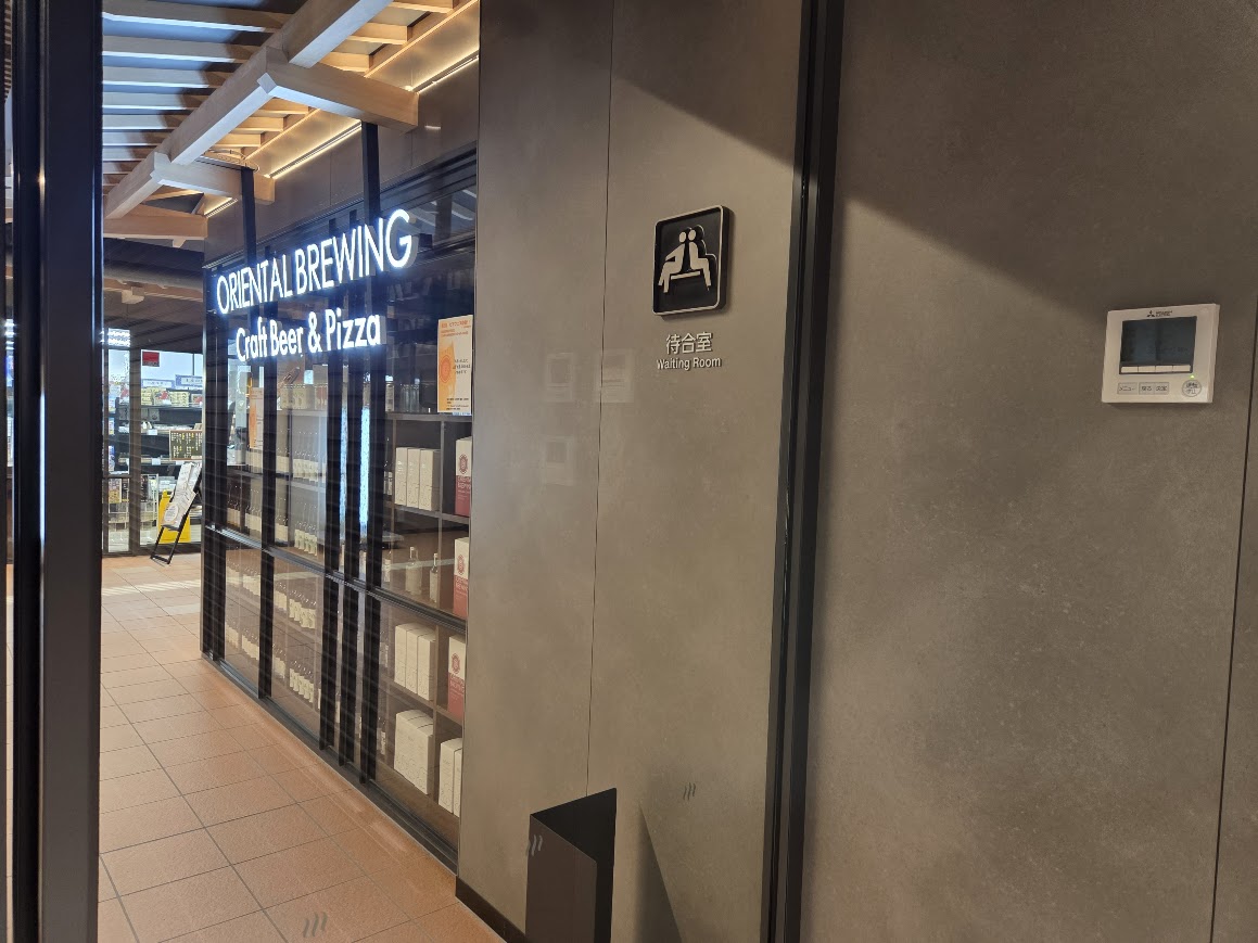 加賀温泉駅待合室入口