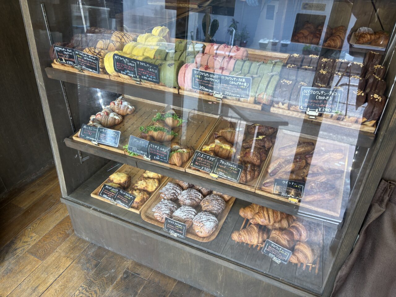 クロワッサンが並ぶショーケース