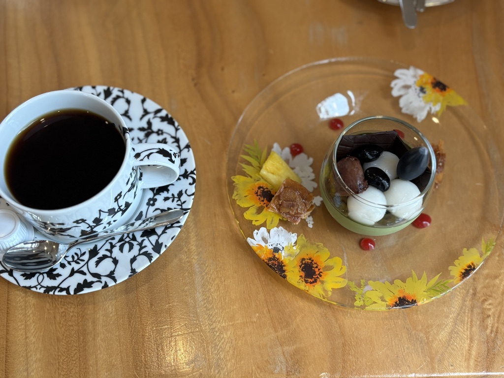 夏季限定商品の宇治抹茶とホットコーヒー
