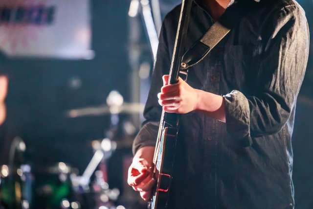 LIVEをするアーティストのイメージ