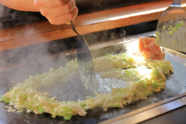 もんじゃを焼いているヘラ捌きのイメージ