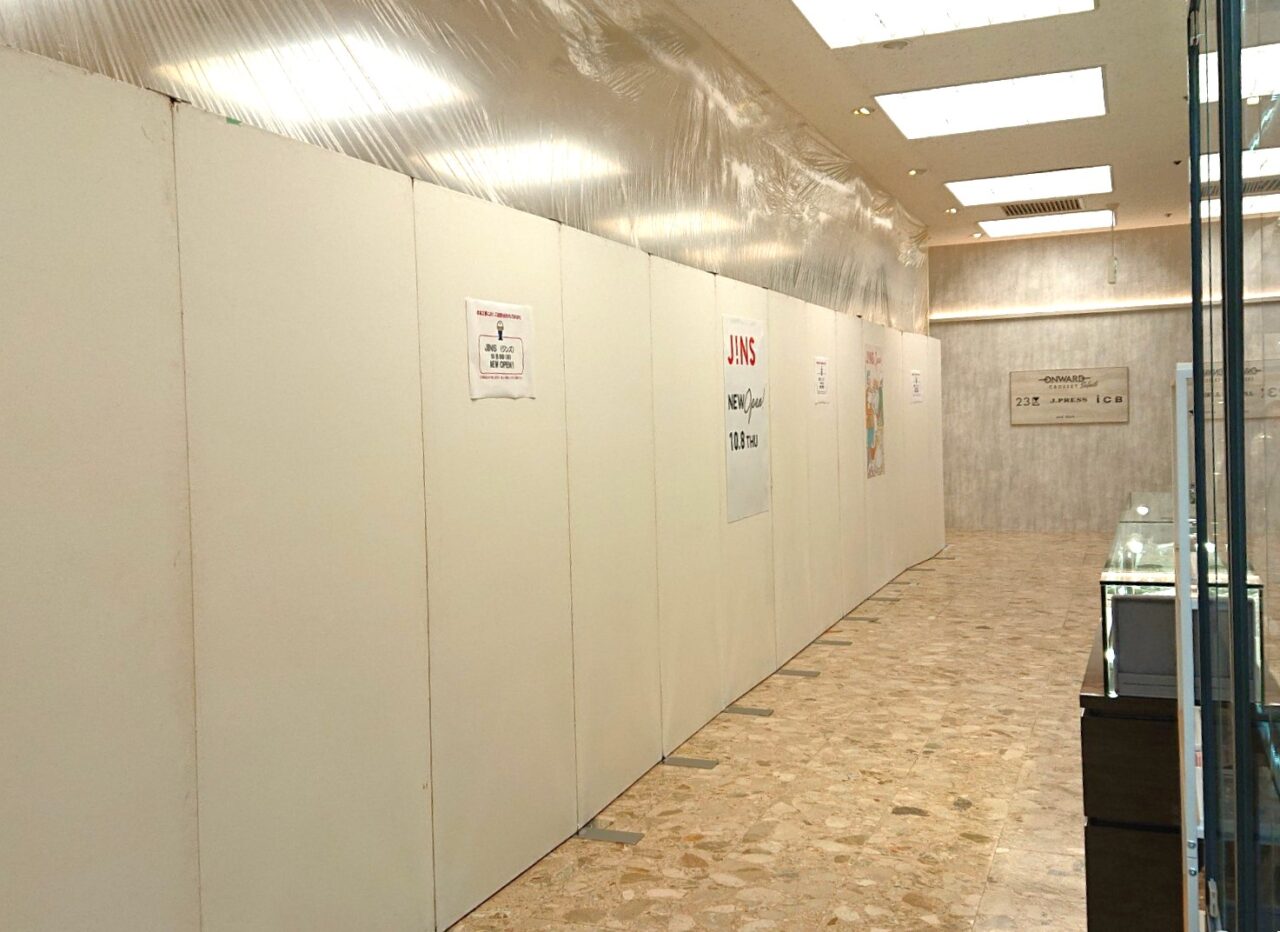 2026年10月8日に新規ＯＰＥＮするJINSパルクアベニュー・カワトク店の改装工事中の様子