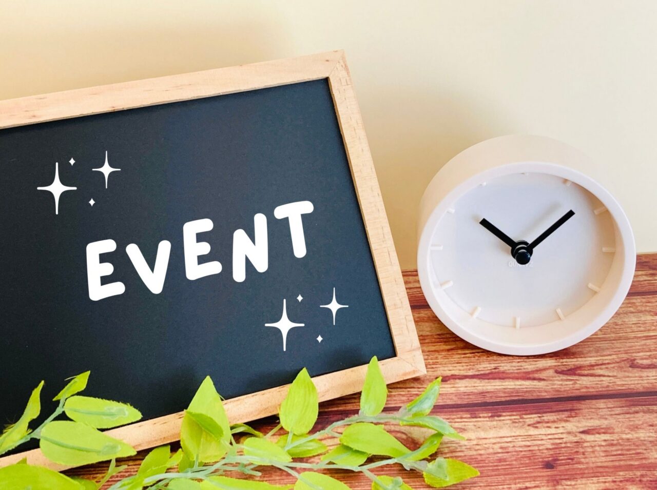 EVENTと書かれた黒板と時計