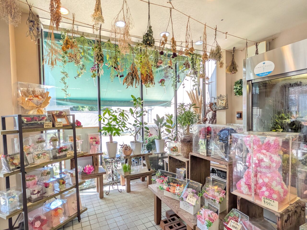 店内に並ぶたくさんのお花