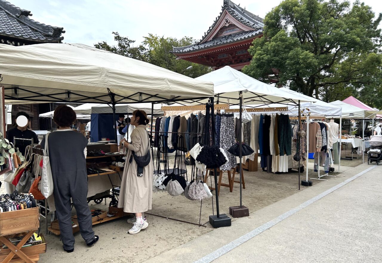 甚目寺観音境内に並ぶ朝市ブースの様子