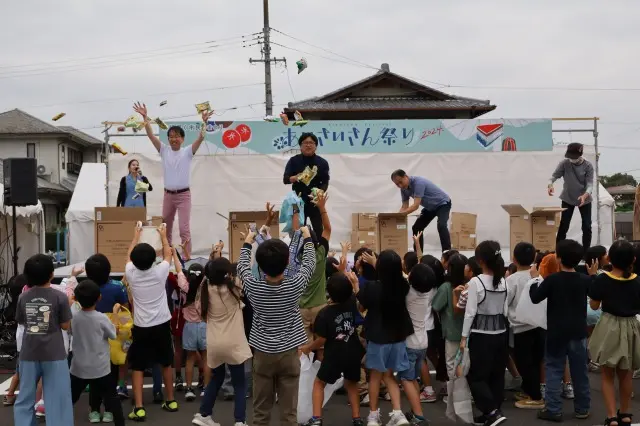 あいさいさん祭り2024で実施された尾張伝統の菓子まきの様子