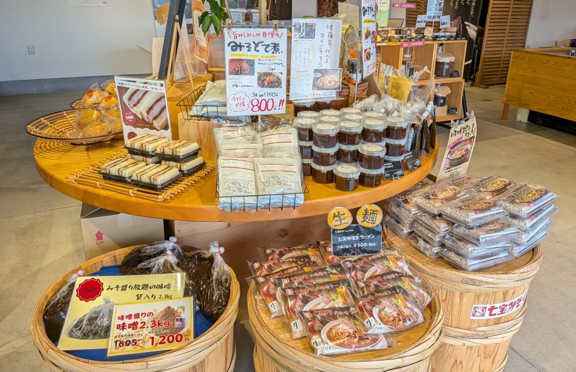 鍋の素・味噌だれ・味噌煮込みうどん・どて煮 が並ぶ様子