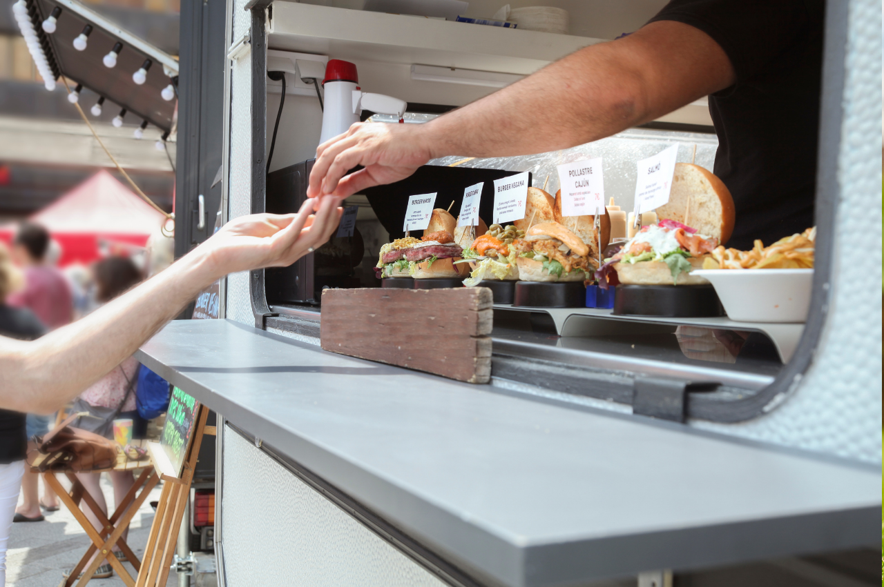 イベント会場のキッチンカーの様子のイメージ