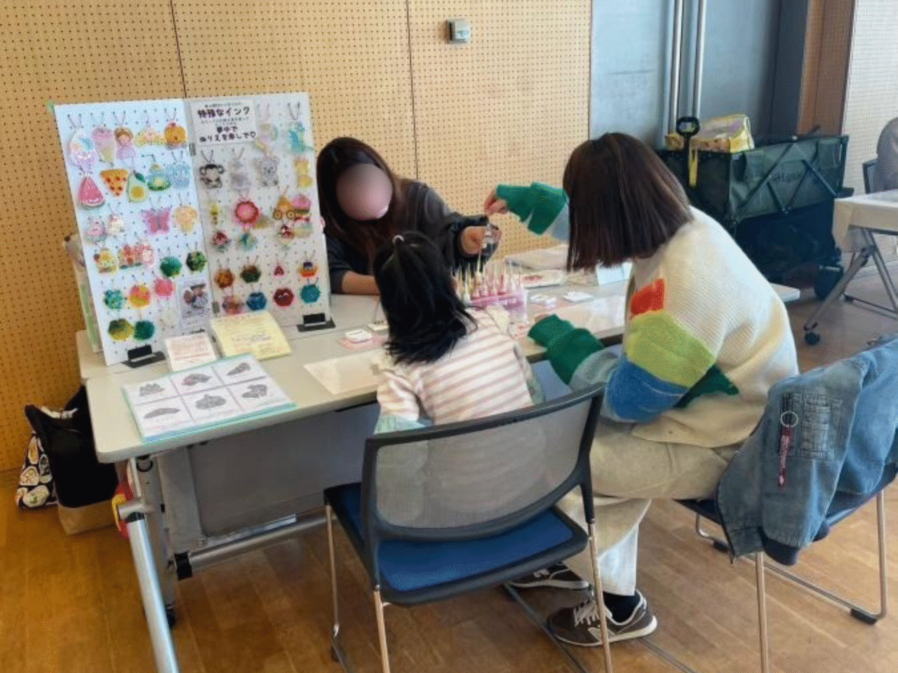 あま市七宝町遠島のはじけるegaoマルシェで行われた親子向けワークショップの様子