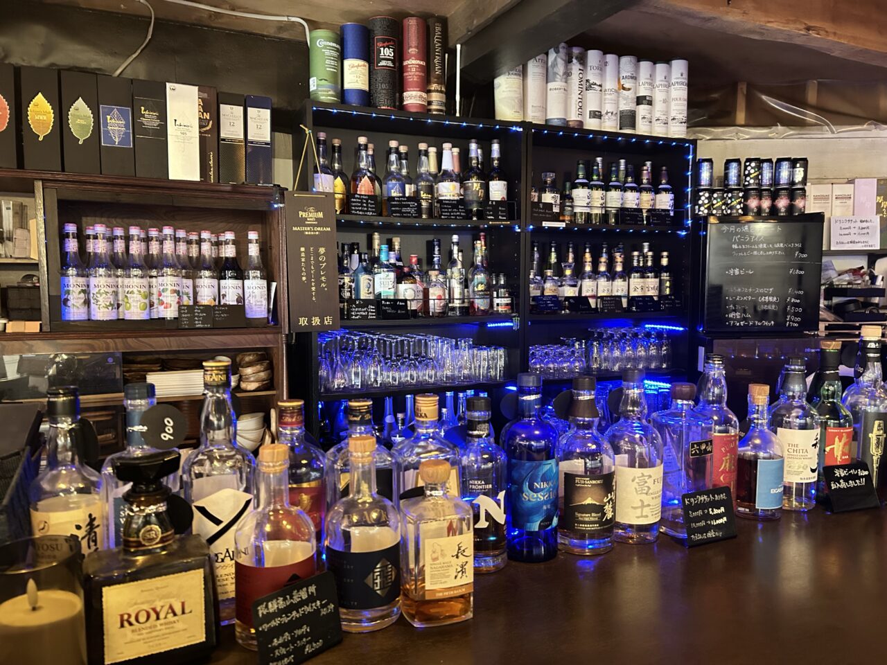 燻製ダイニングバー琉の店内カウンターとウイスキーのボトル