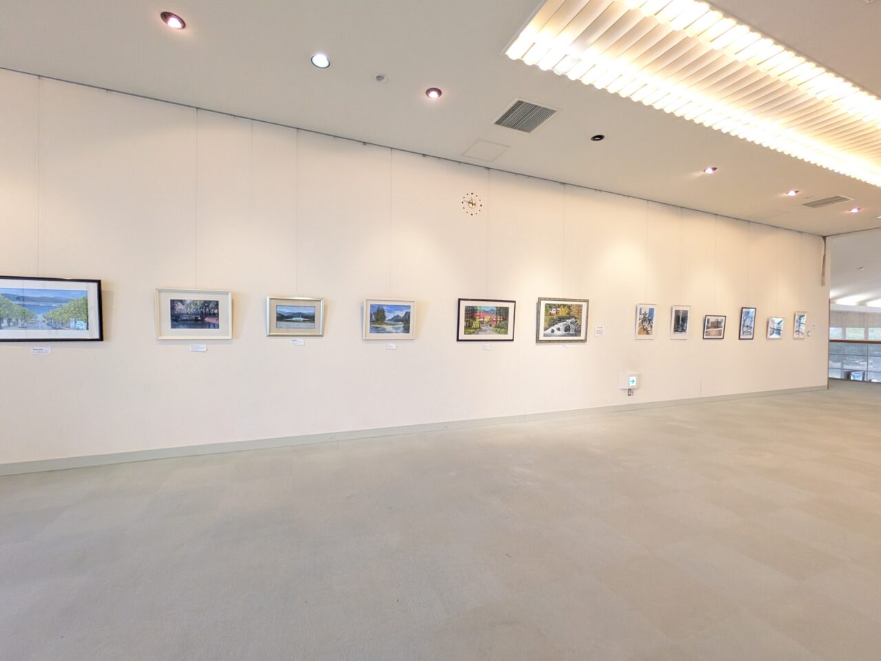 美和文化会館で開催されている市民展「第3回 二つ寺 二人展」の会場の様子