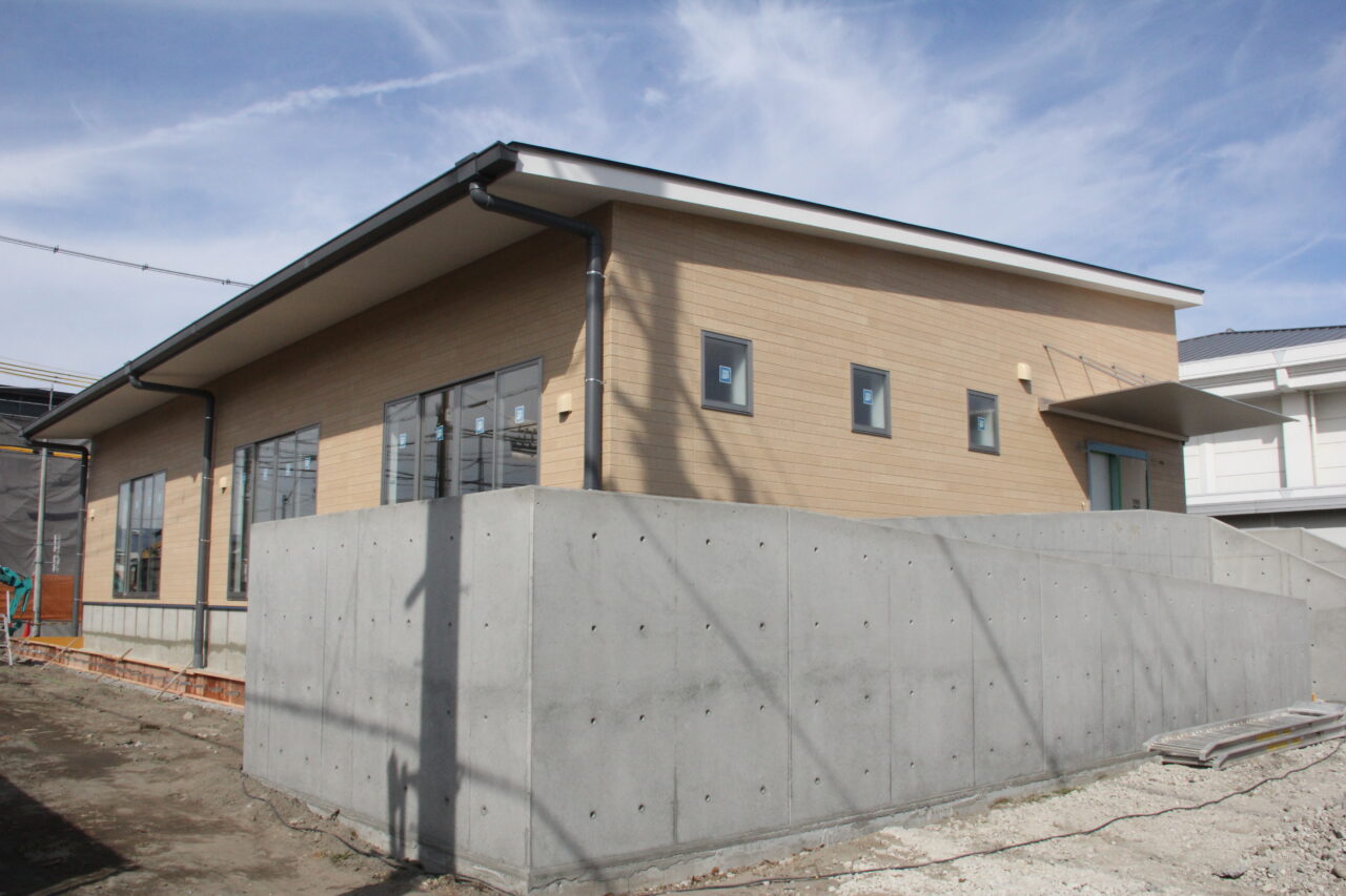 津島市常盤町の南小学校敷地内に完成した放課後児童健全育成施設「南こどもの家」の建物外観