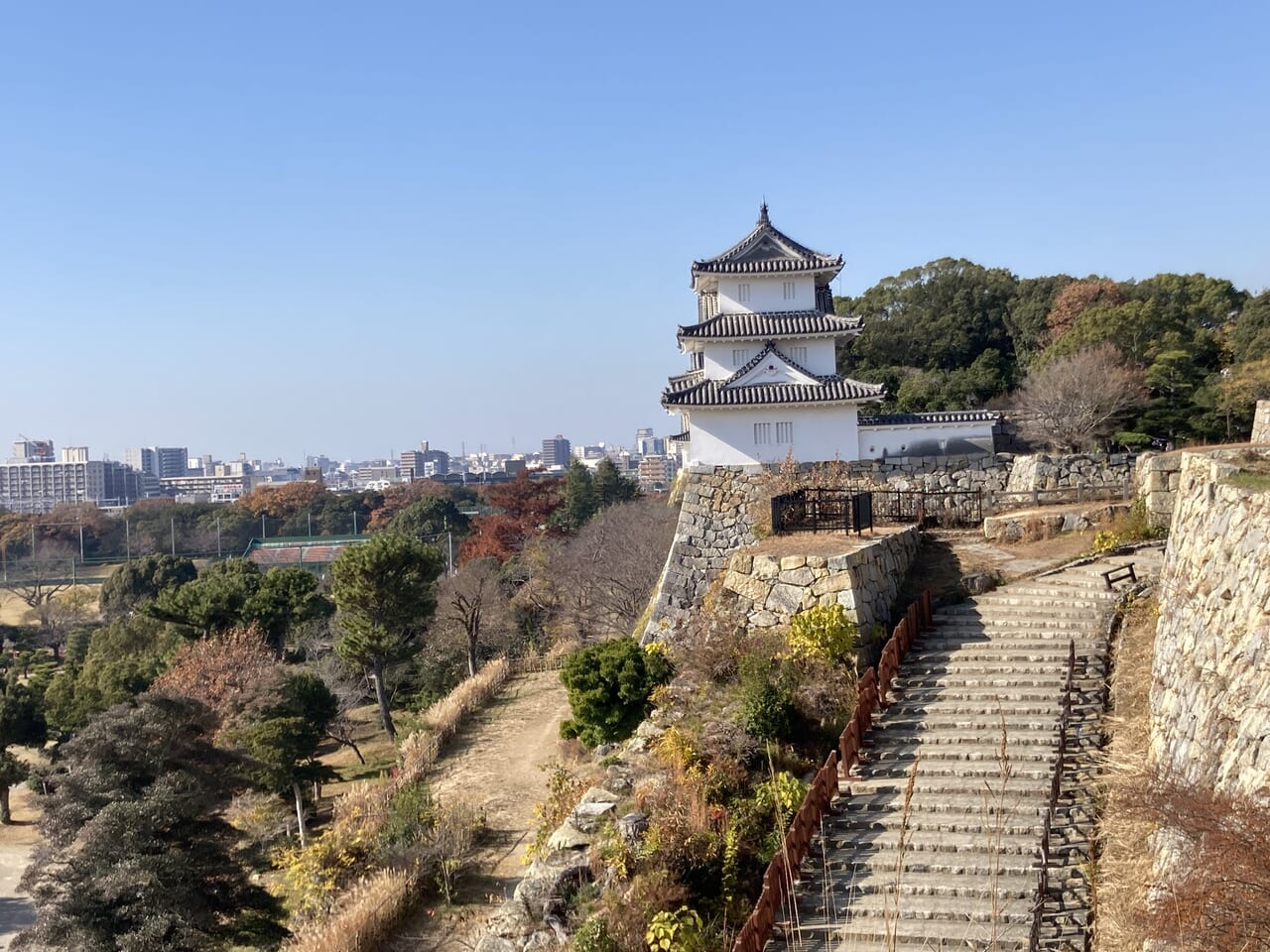 明石公園からみた明石城