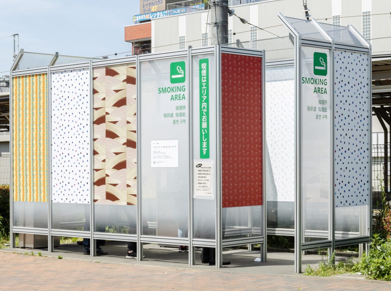 小平市 糧うどんや丸ポストなど小平市らしさが溢れたデザインに 駅付近の喫煙所の壁面がリニューアルしました 号外net 小平市 小平市 糧うどんや丸ポストなど小平市らしさが溢れたデザインに 駅付近の喫煙所の壁面がリニューアルしました 号外net 小平市