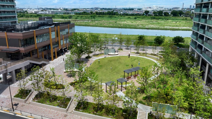 聖蹟桜ヶ丘北地区の解放感あふれるカフェ・広場