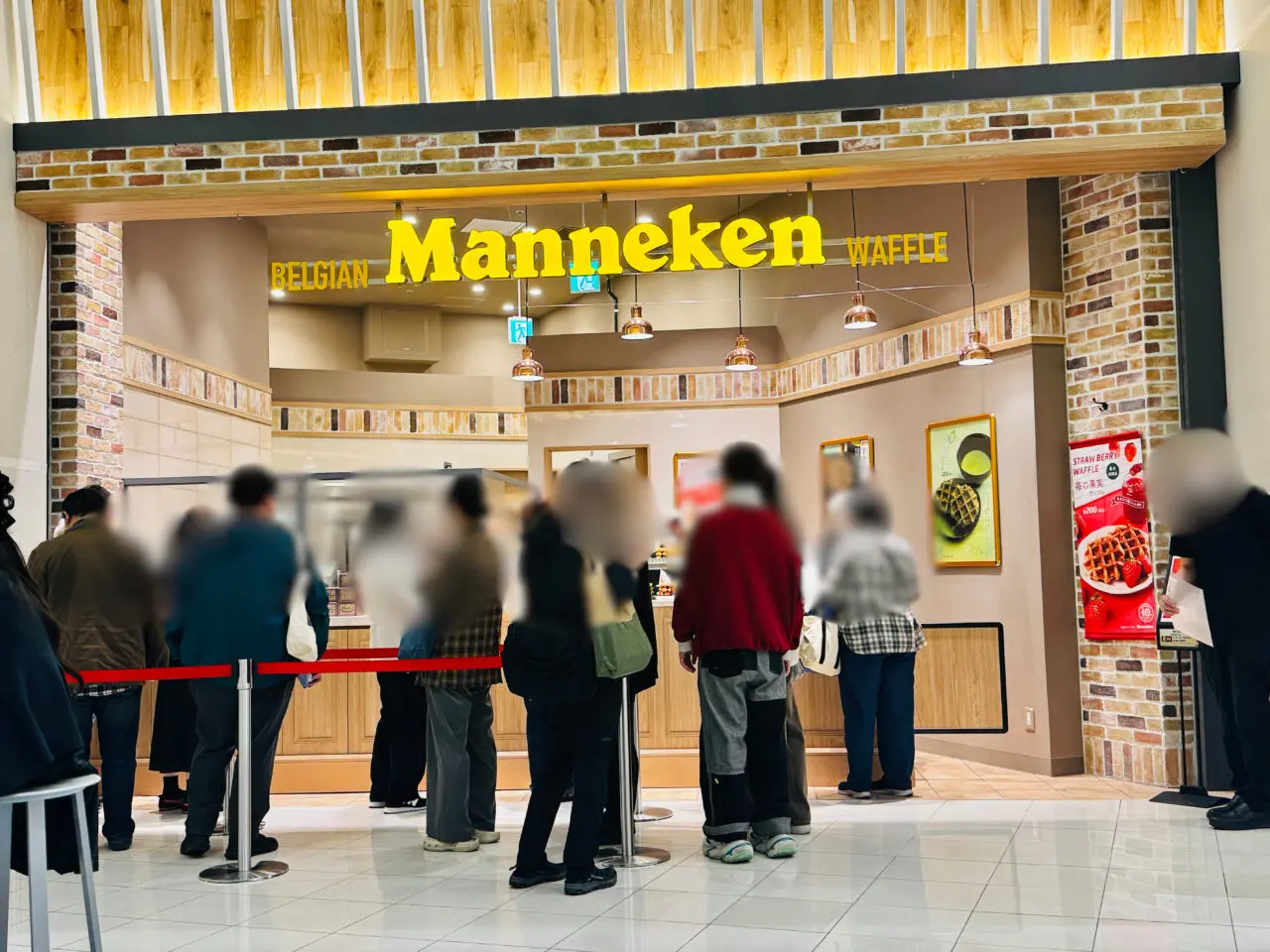 レイクタウンkazeに新しくできたフードストリートにあるワッフルのマネケン